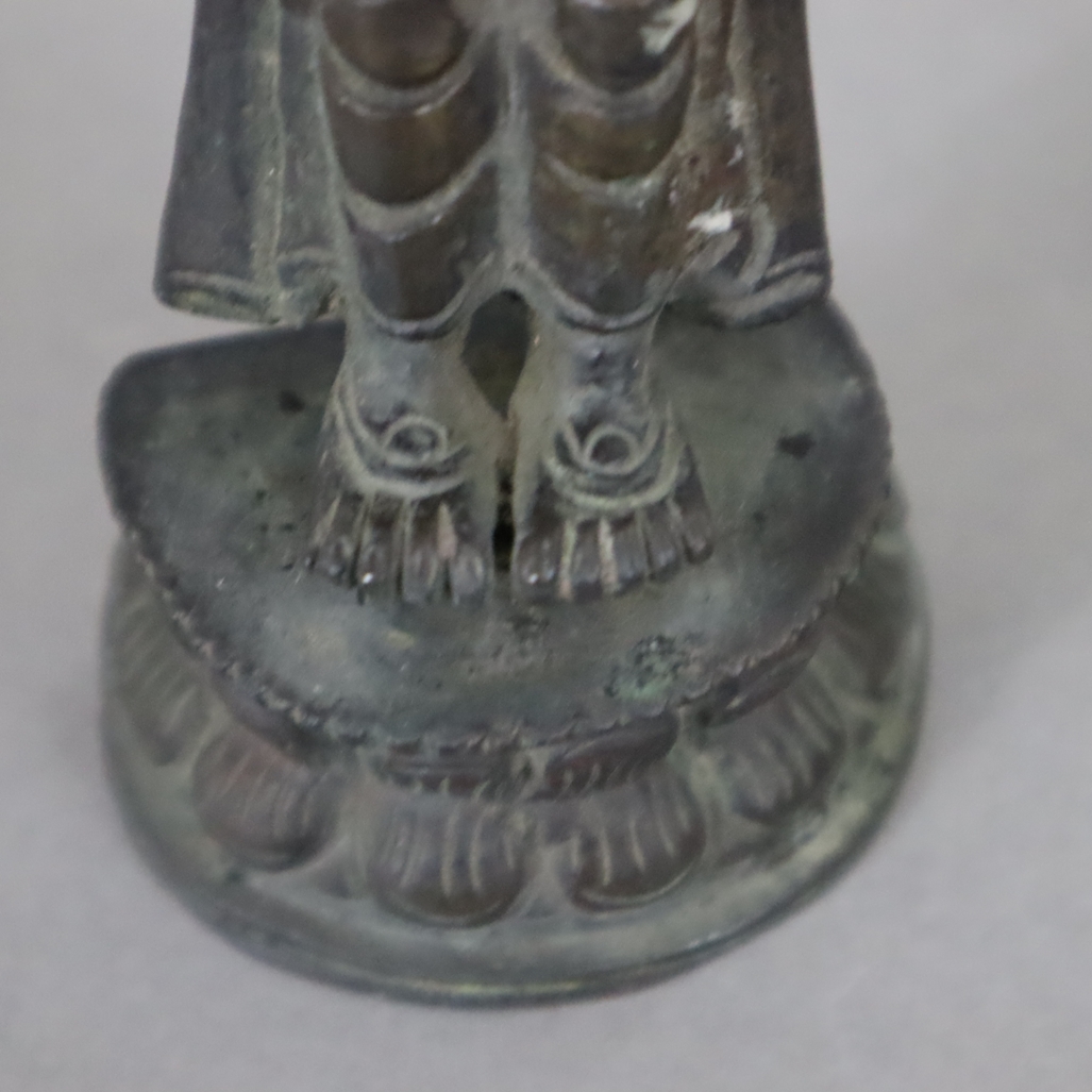 Kleine Votivfigur aus Bronze - Tibet/Nepal, Bronze, aus zwei Teilen bestehend, Figur der stehenden - Image 5 of 7