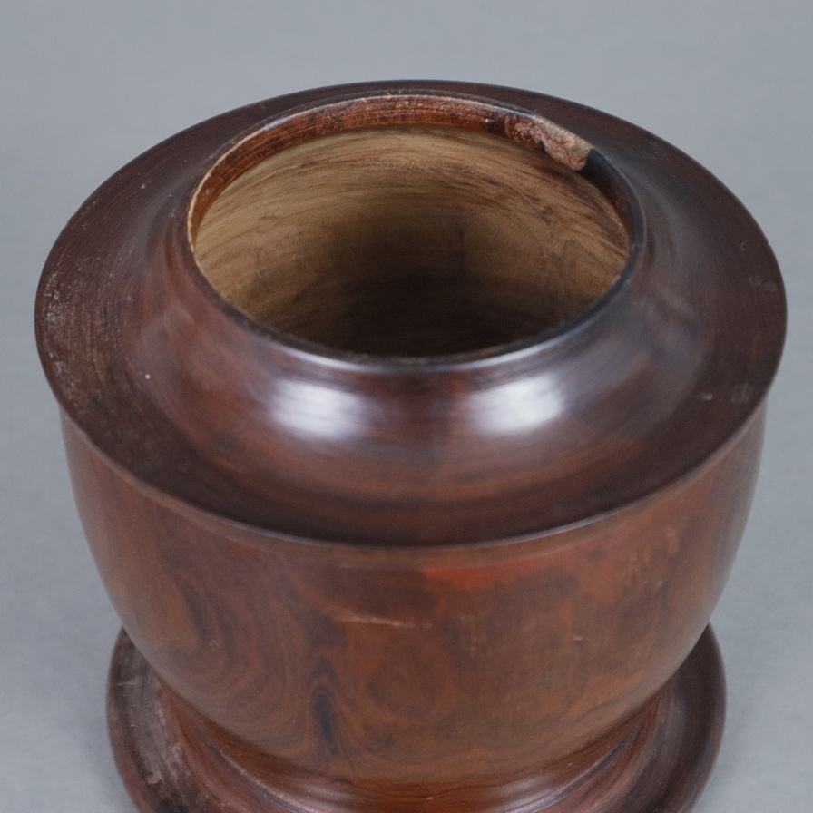 Deckelgefäß - fein gemasertes Holz gedrechselt, bauchige, urnenförmige Wandung, Deckel mit großem K - Image 3 of 7