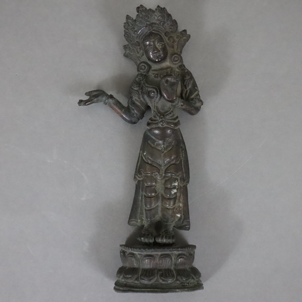 Kleine Votivfigur aus Bronze - Tibet/Nepal, Bronze, aus zwei Teilen bestehend, Figur der stehenden