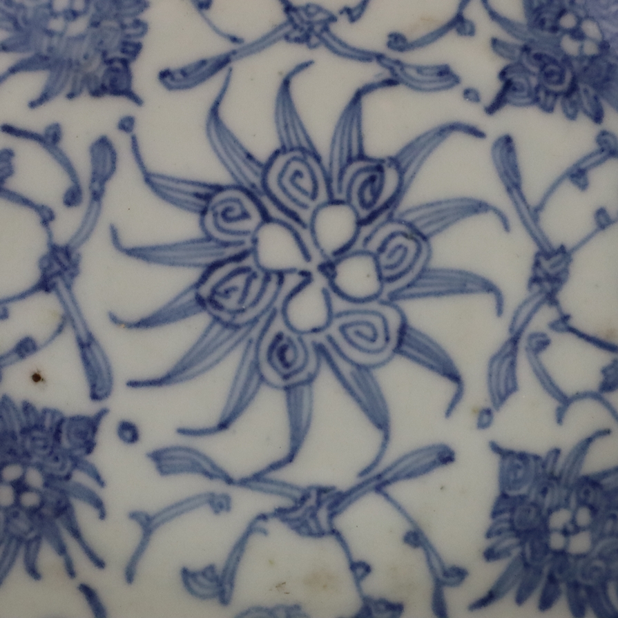 Small plate - China, Qing Dynasty, floral decor in underglaze cobalt blue painting, on the undersid - Image 2 of 5