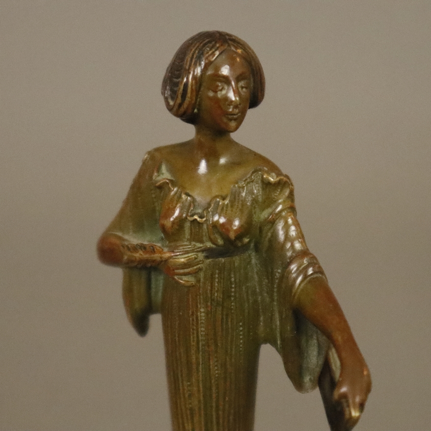 Jugendstil-Bronzeminiatur - wohl Frankreich um 1900, Bronze, braun und grün patiniert, auf rundem S - Image 2 of 8