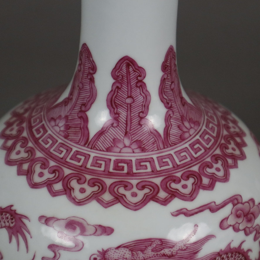 Drachenvase - China, Porzellan, „Tian qiu ping"-Form mit leicht ansteigender Halspartie, auf der Wa - Image 3 of 7