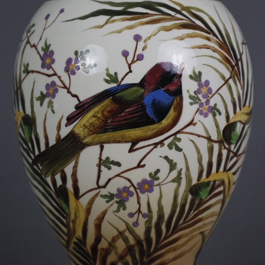 Jugendstil-Blumengefäß - um 1900/Anfang 20. Jh., Keramikkorpus, farbig und gold bemalt mit Vogeldek - Image 3 of 9