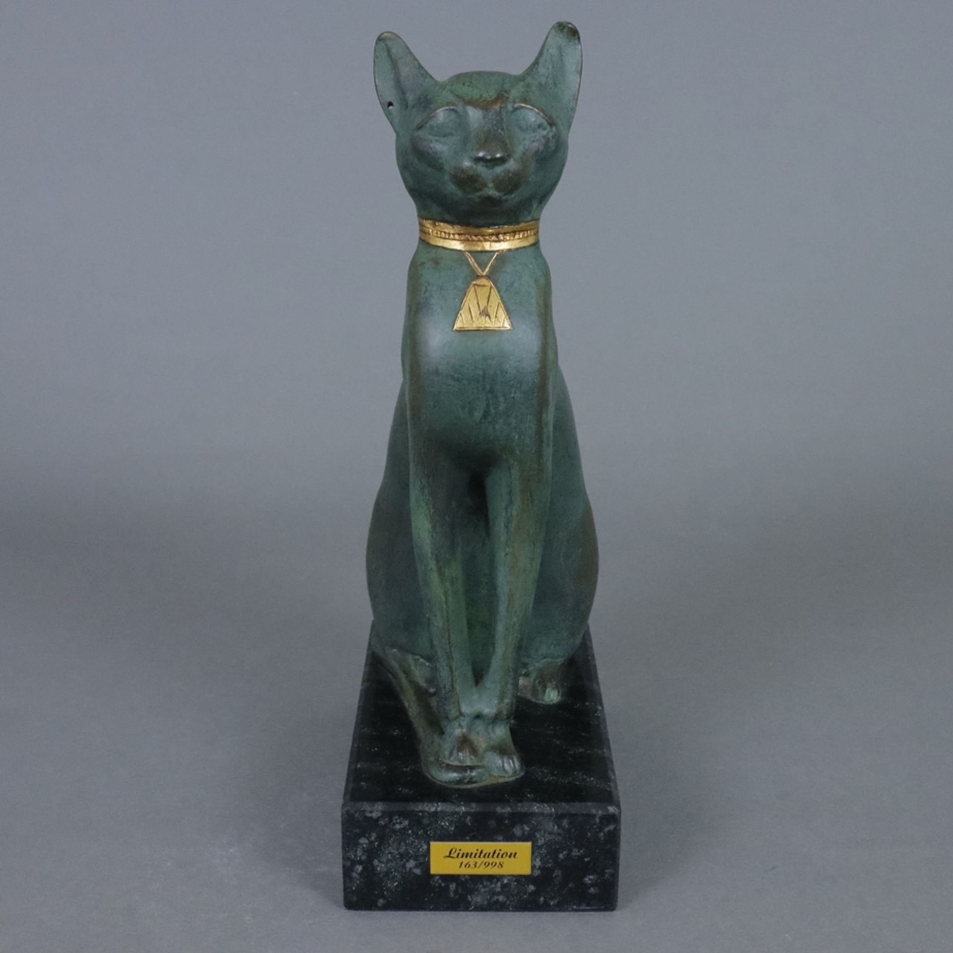 Katzengöttin Bastet - Museumsreplik nach altägyptischer Statue, Kunstguss, bronziert, auf rechtecki