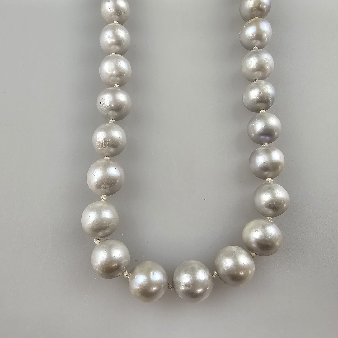 Perlenkette - Kette mit 36 hellgrauen Perlen von 10 bis 12 mm Dm., und 2 (wohl) Tahiti-Perlen von 1 - Image 4 of 6