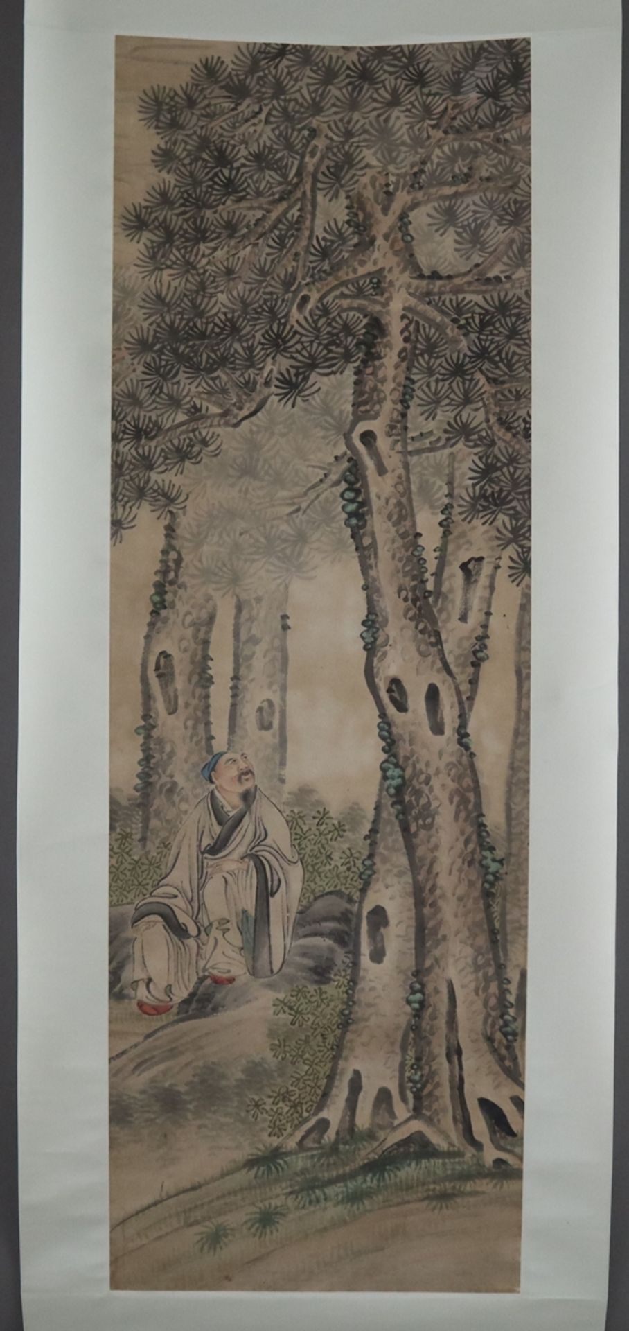 Chinesisches Rollbild - Gelehrter unter einem mächtigen Baum sitzend, Tusche und leichte Farben auf