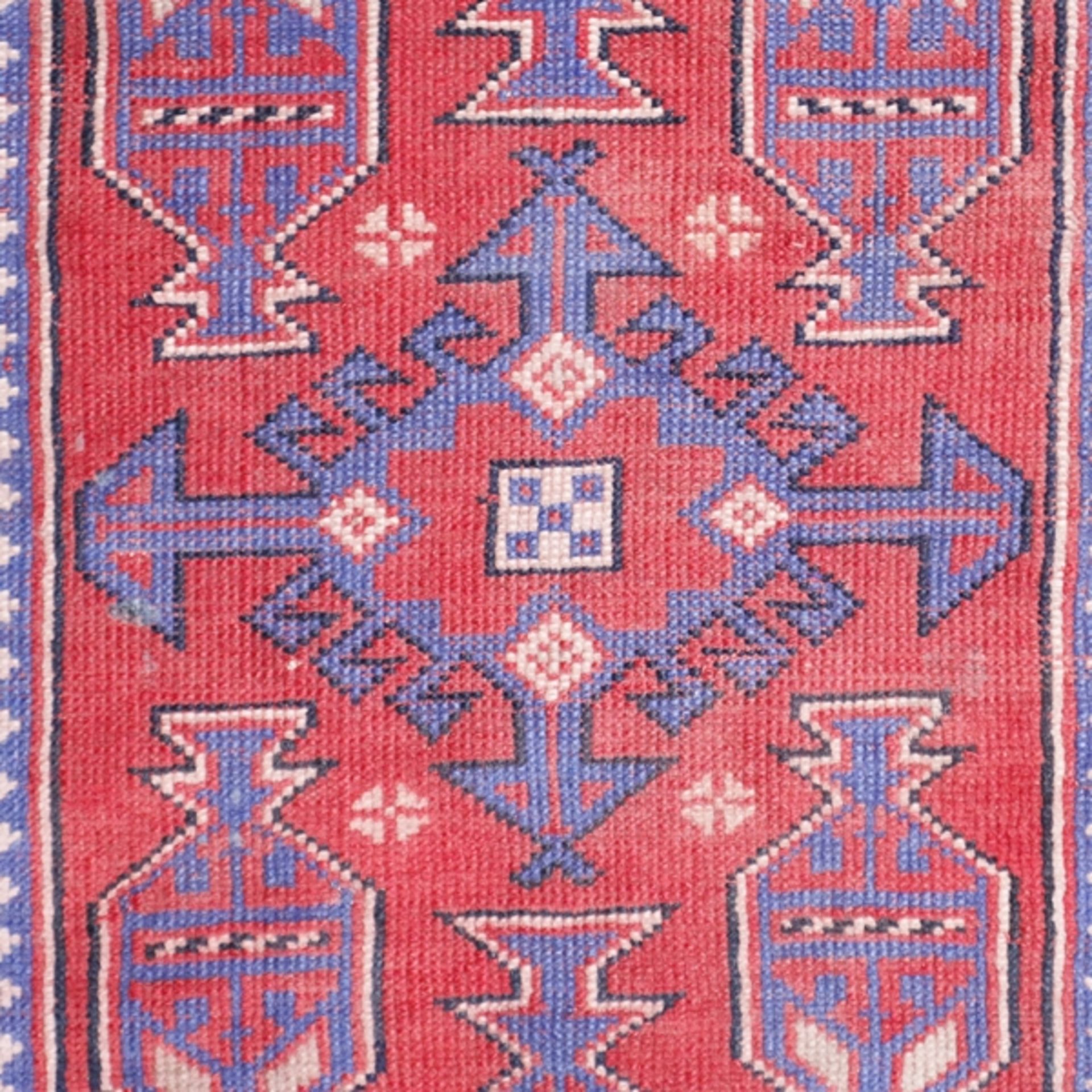 Kasak-Läufer - Russland, Wolle, rotgrundiges Innenfeld, geometrisch gemustert, Mehrfachborte, Gebra - Image 5 of 8