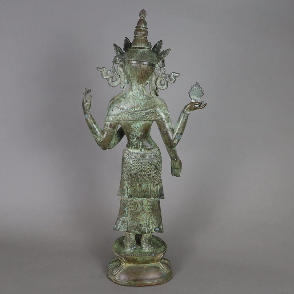 Bodhisattva-Figur - Nepal /Tibet 20.Jh., Bronzelegierung mit grüner Patina, 4-armig, auf doppeltem - Image 9 of 10