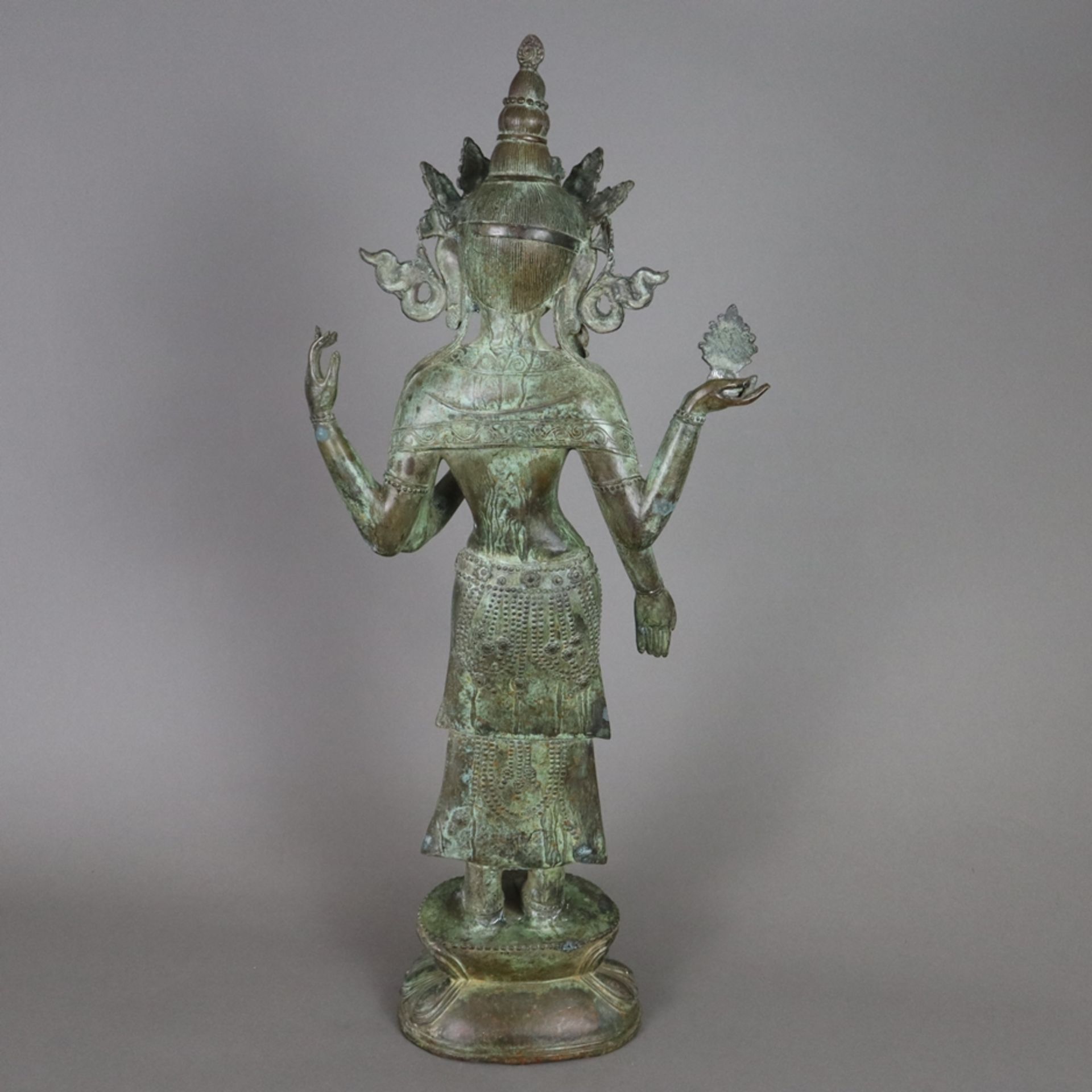 Bodhisattva-Figur - Nepal /Tibet 20.Jh., Bronzelegierung mit grüner Patina, 4-armig, auf doppeltem  - Bild 9 aus 10