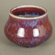 Keramikschale mit Flambé-Glasur - China, runde gebauchte Wandung auf Standring, unterhalb der Mündu