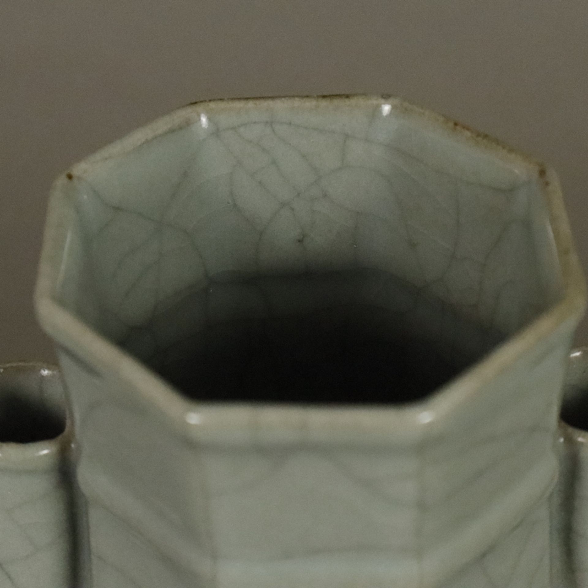 Hu-Vase - China, birnförmige gekantete Wandung auf Standring mit Röhrenhandhaben am Hals, bläuliche - Bild 2 aus 6