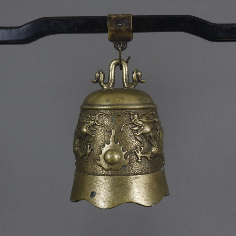 Glocke mit Drachenrelief im Holzgestell- China, Bronzelegierung mit goldener Patina, leicht konisch - Image 2 of 9