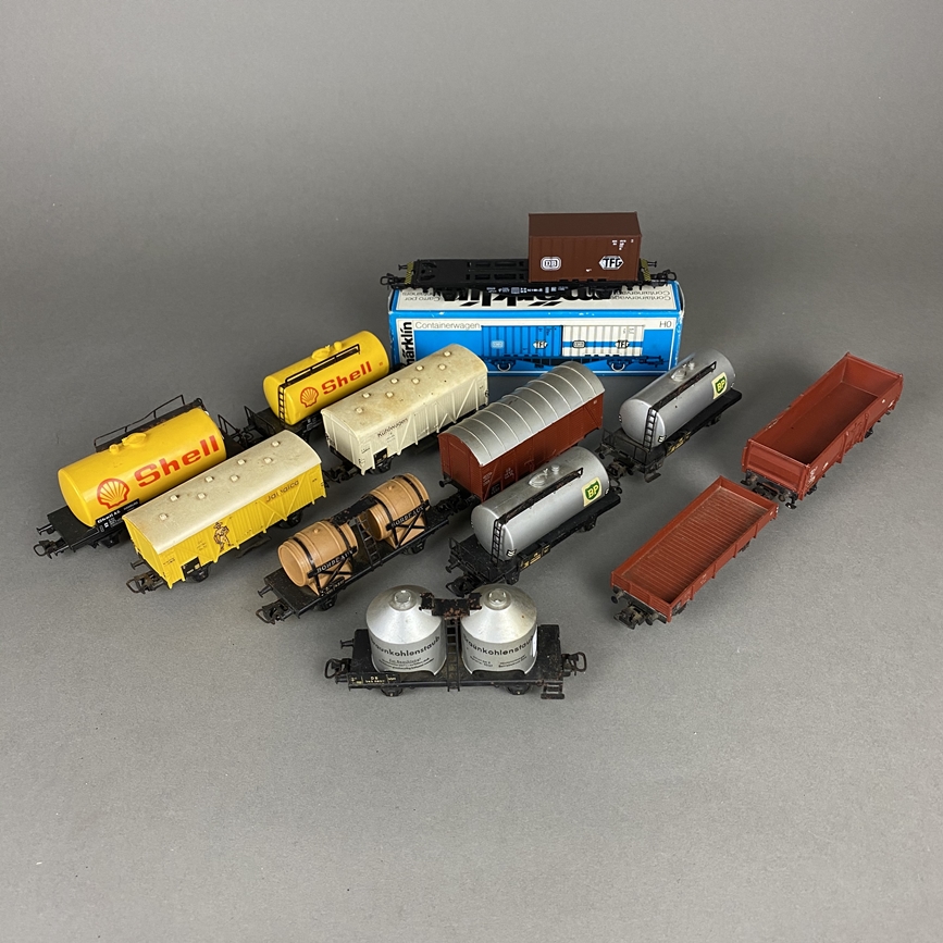 Konvolut Märklin Eisenbahn Güterwagen- 12-teilig: 1x Containerwagen Nr.4664, Originalkarton, 2x Kes