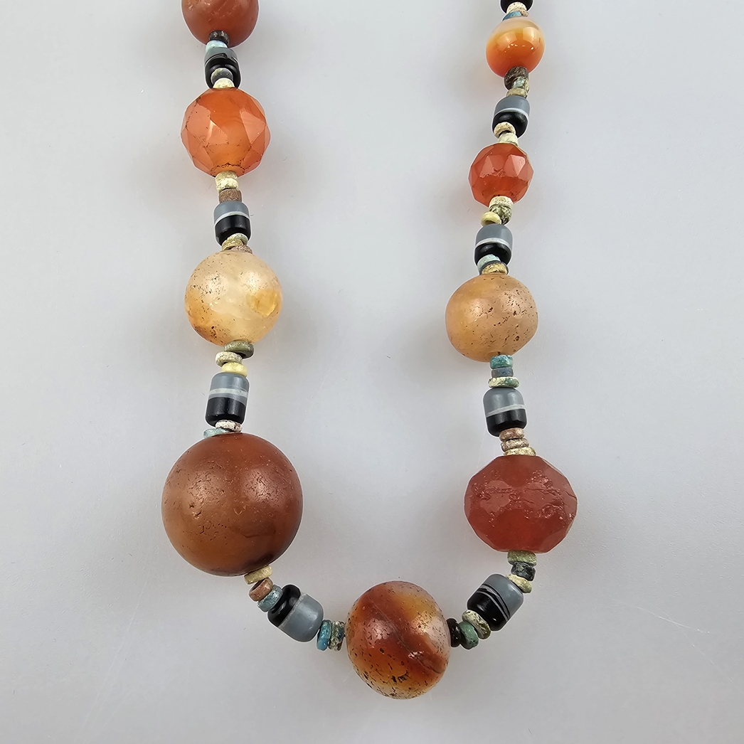 Zwei Halsketten im altägyptischen Stil - Ägypten, 1.Hälfte 20.Jh., 1 Collier aus unzähligen glasier - Image 5 of 6