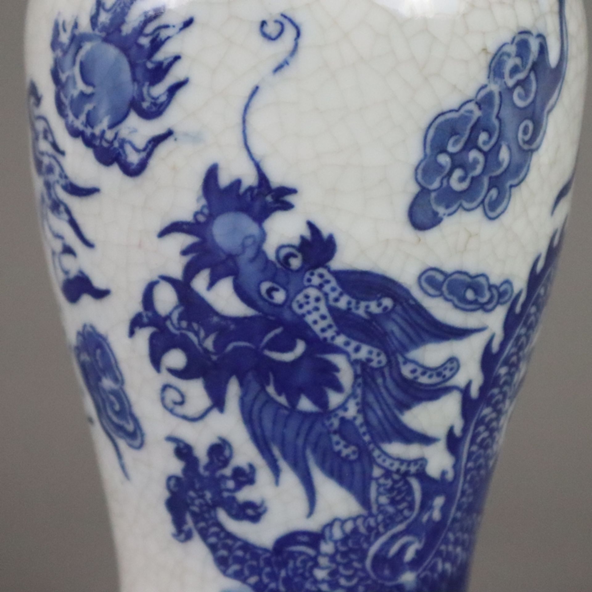 Balustervase - China, krakelierte Glasur des guan-yao-Typus, Drachenmotiv in Blau mit Abrieb, einge - Image 4 of 7