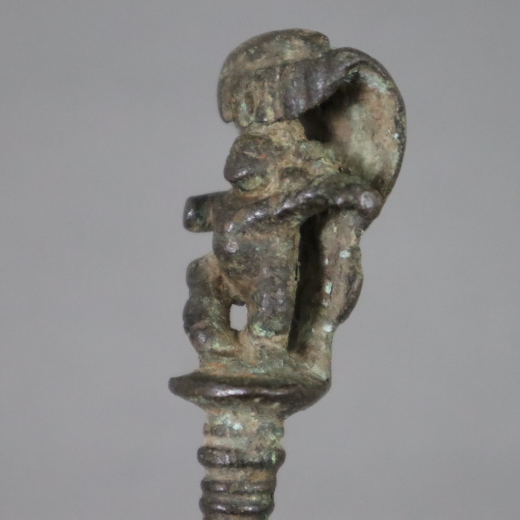 Antiker Bronzelöffel - Indien, tief gemuldete rundliche Laffe ornamentiert, tanzender Krishna mit B - Image 3 of 6