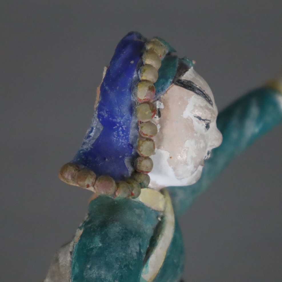 Keramikfigur/Dachreiter - China, polychrom glasiert, teils antik (Qing-Dynastie), teils ergänzt, re - Image 4 of 6