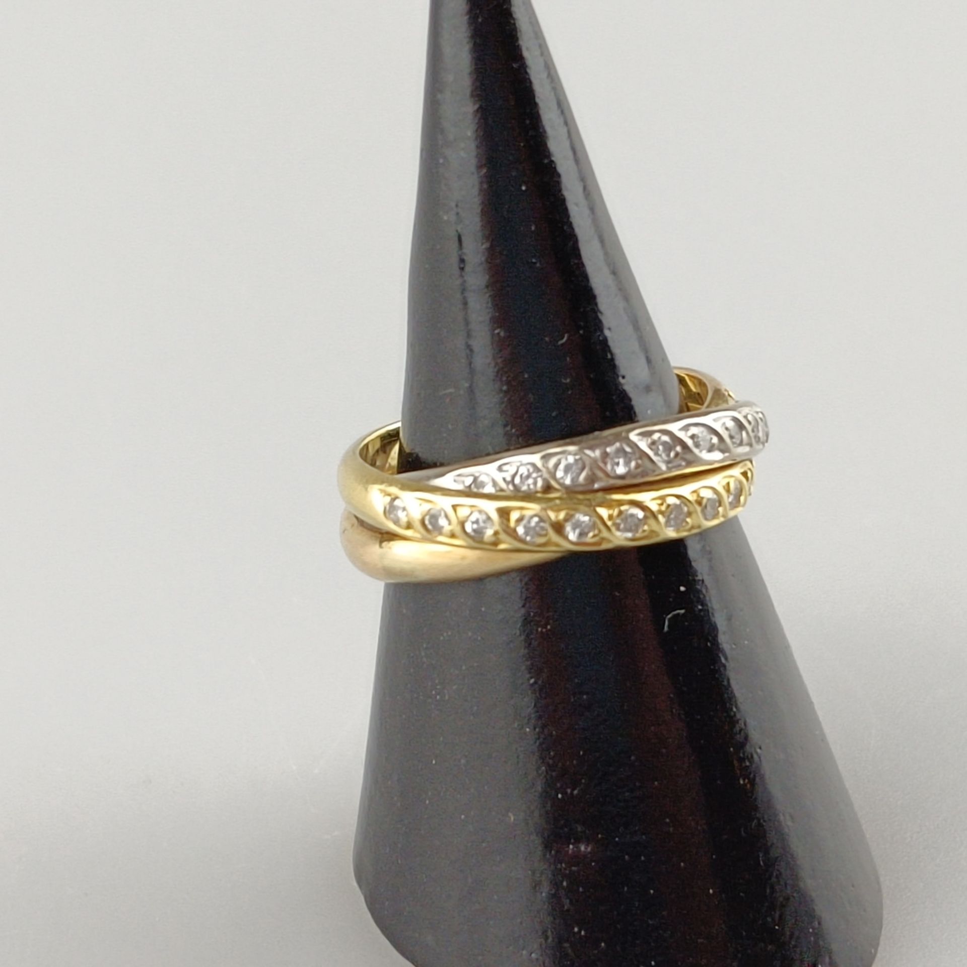 Trinity-Ring mit Diamanten - dreifarbig: Weiß-/Rosé-/Gelbgold 750/000 (18 K), gestempelt, ausgefass - Bild 2 aus 5