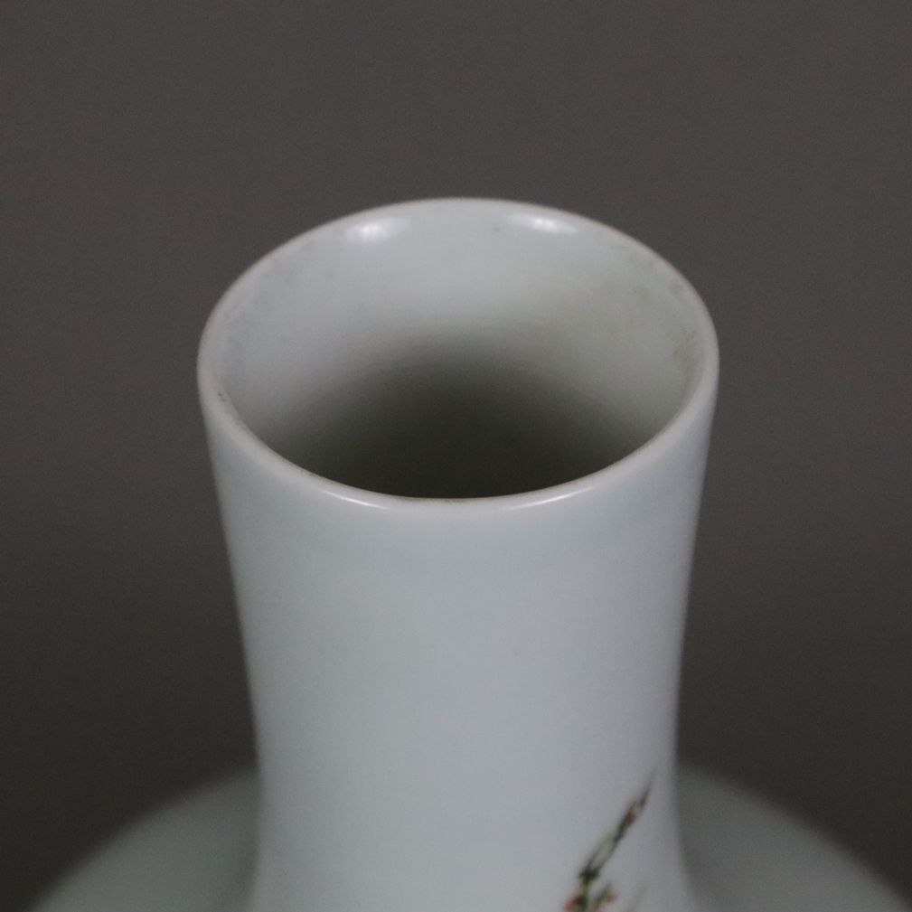 Flaschenvase - Tian qiu ping-Typus, China, Bemalung mit polychromen Emailfarben: Dreiergesellschaft - Image 3 of 11