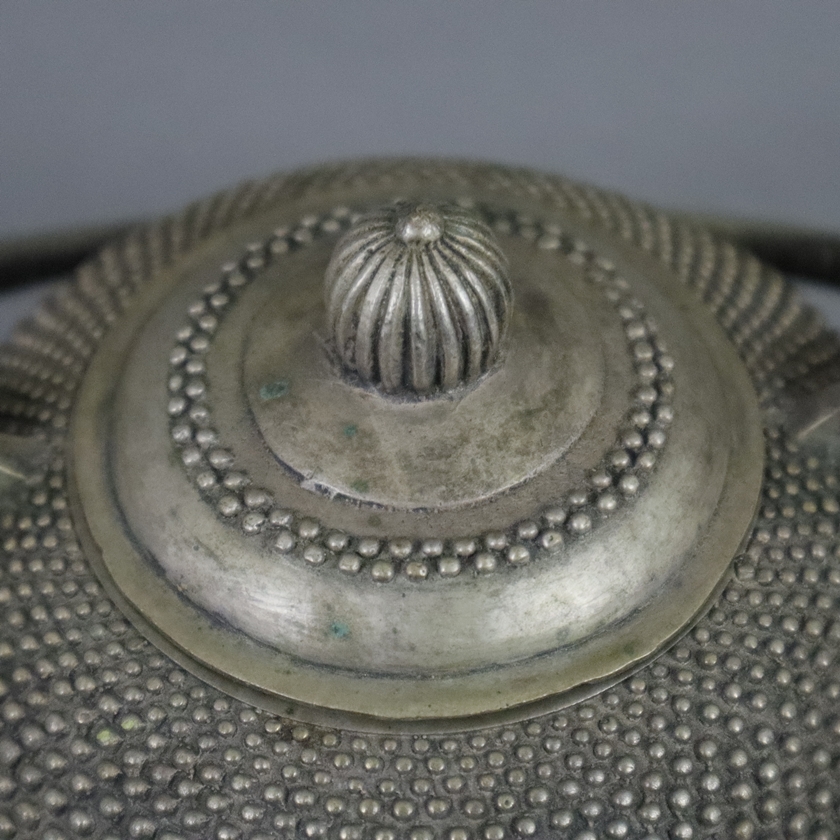 Kleine Metallkanne in japanischem Stil - China, rundliche Form geschwungener Bügelhenkel mit vollru - Image 3 of 8