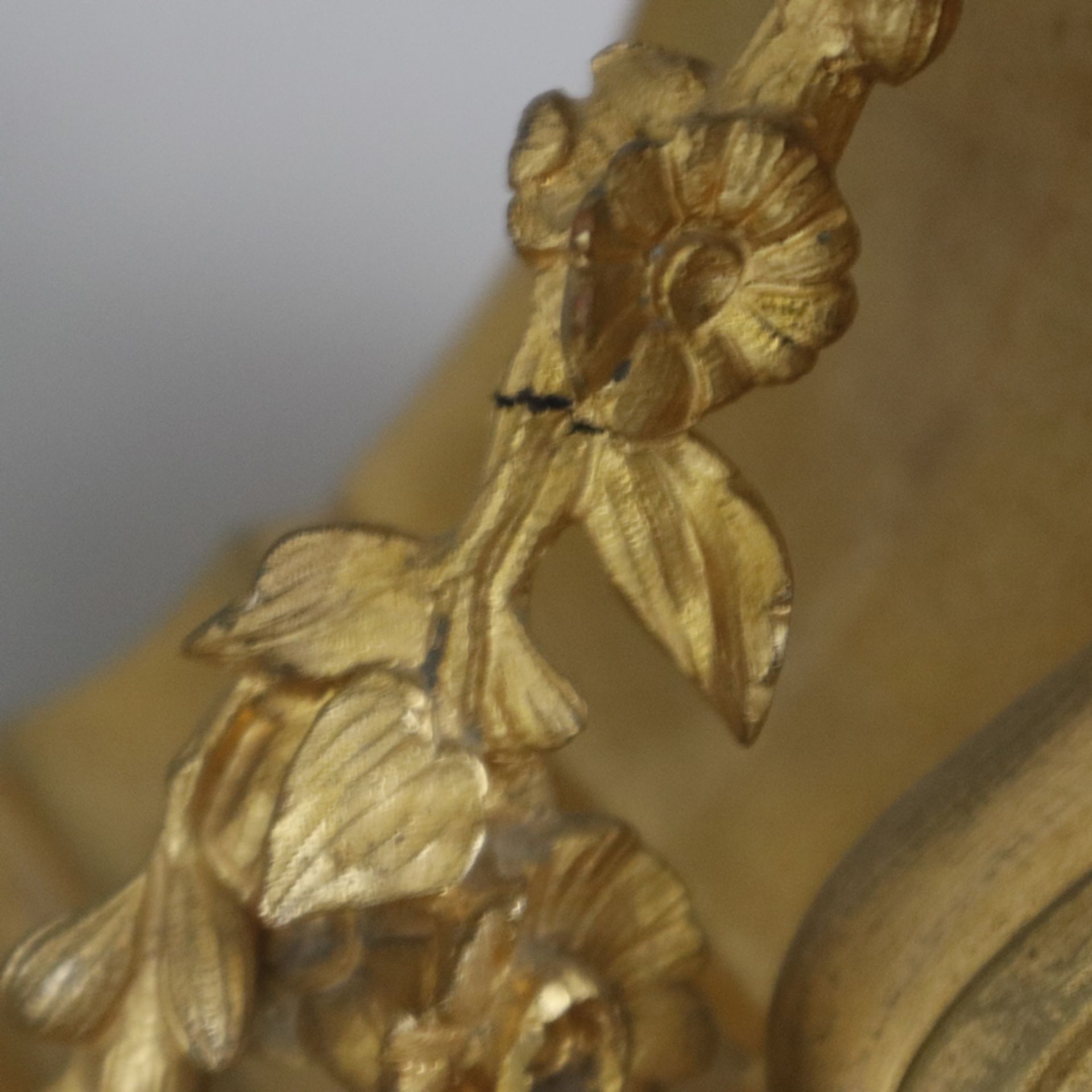Prunkvolle Pendule - Paris, Frankreich, um 1800, vergoldetes Bronzegehäuse, reich verziert mit Akan - Bild 11 aus 15