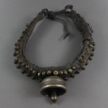Zierkummet mit Glocke und Schellenbehang - Leder / Bronze, Indien, antik/ca. 120 Jahre alt, Beschäd