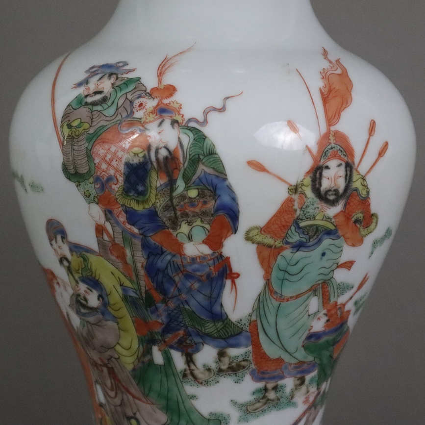 Balustervase - China, frontal figürliche Bemalung in polychromen Emailfarben, rückseitige Beschrift - Image 4 of 13