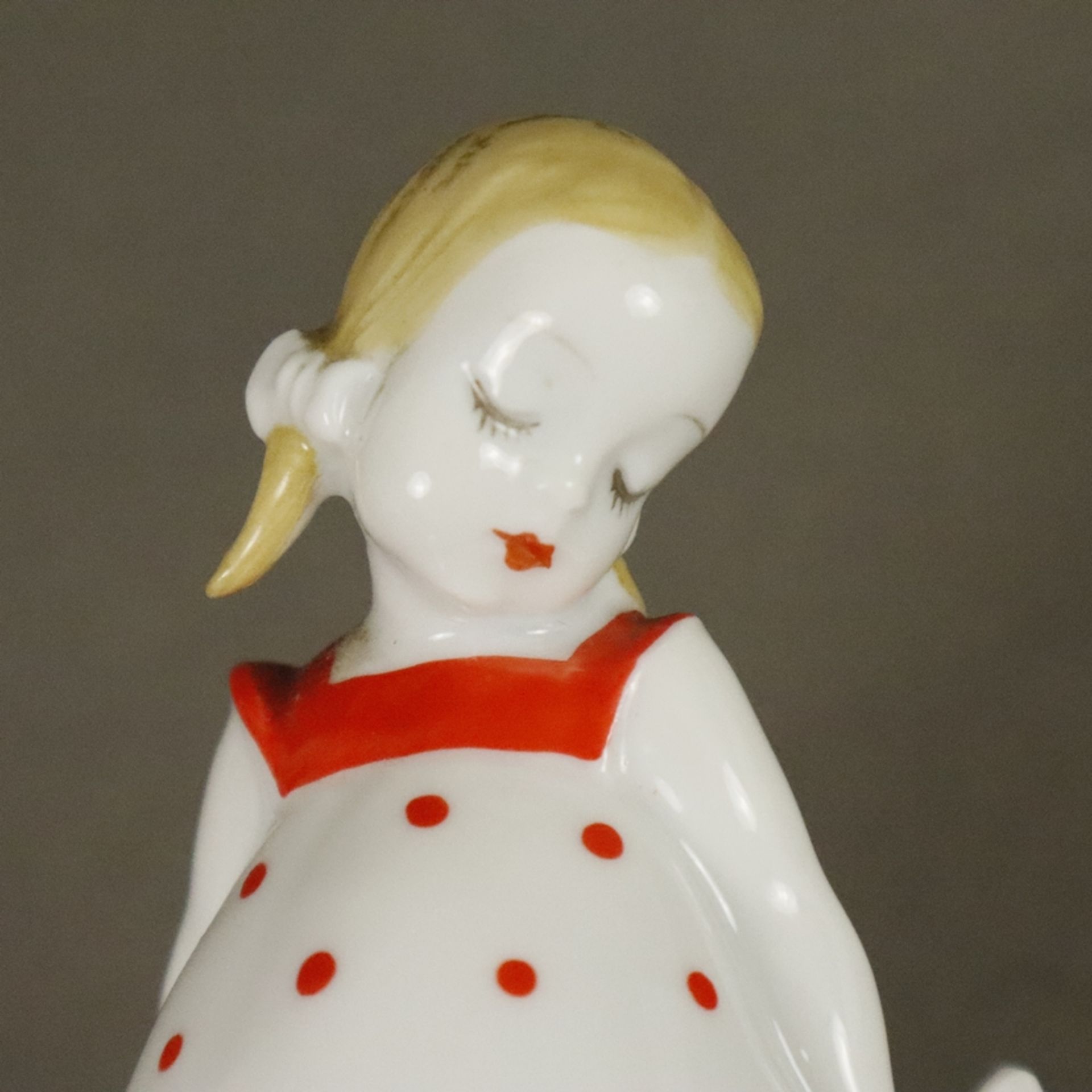 Seltene Porzellanfigur "Mädchen mit Huhn" - Rosenthal, Kunstabteilung Selb, 1930er Jahre, Porzellan - Bild 2 aus 7