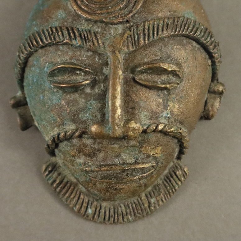 Zwei kleine Passportmasken im Baule-Stil - wohl Elfenbeinküste, Maskenanhänger, Bronze, gegossen, 1 - Image 3 of 5