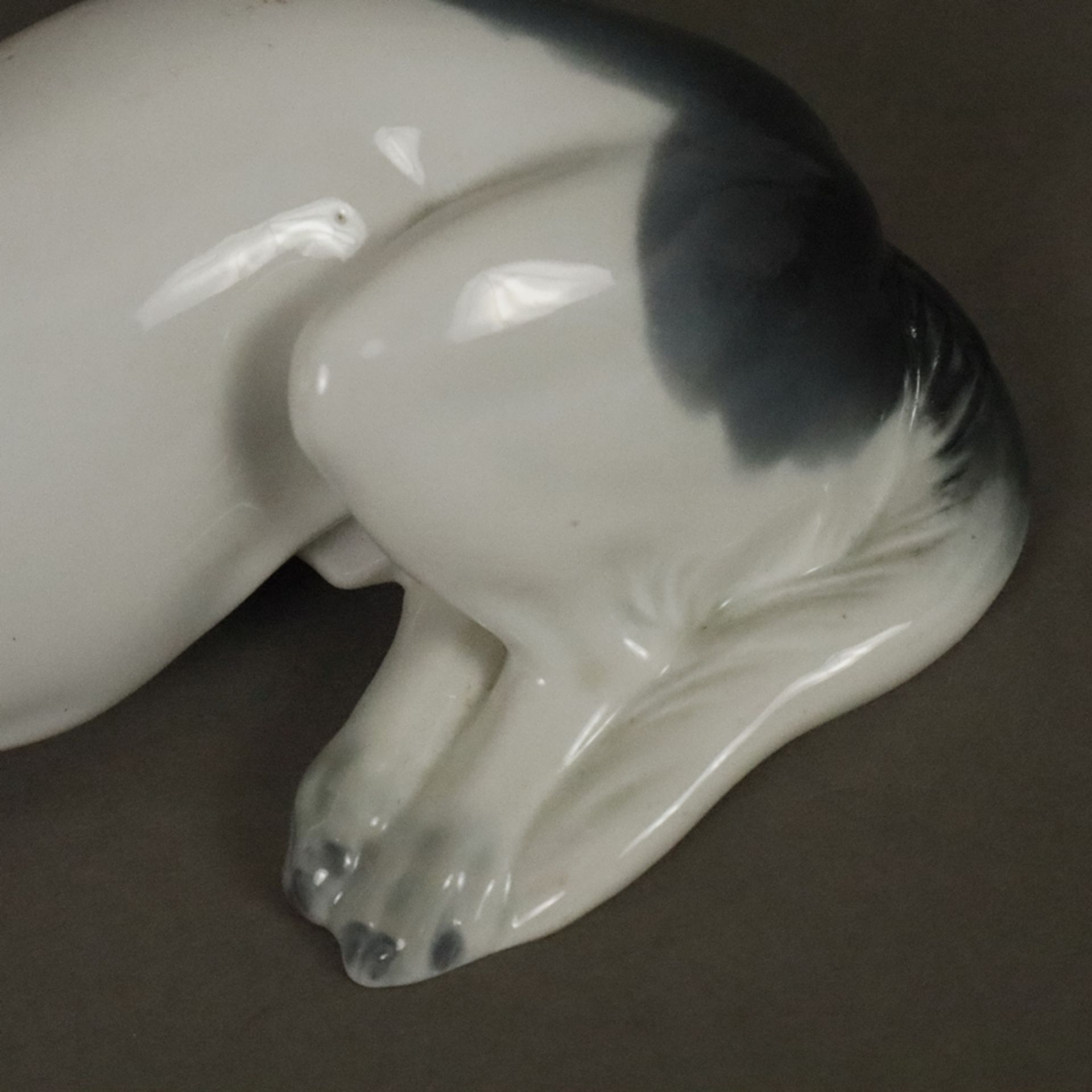 Liegende Hundefigur - Metzler & Orloff, Porzellan glasiert in Grau-Schwarztönen staffiert, Bodenmar - Bild 5 aus 7