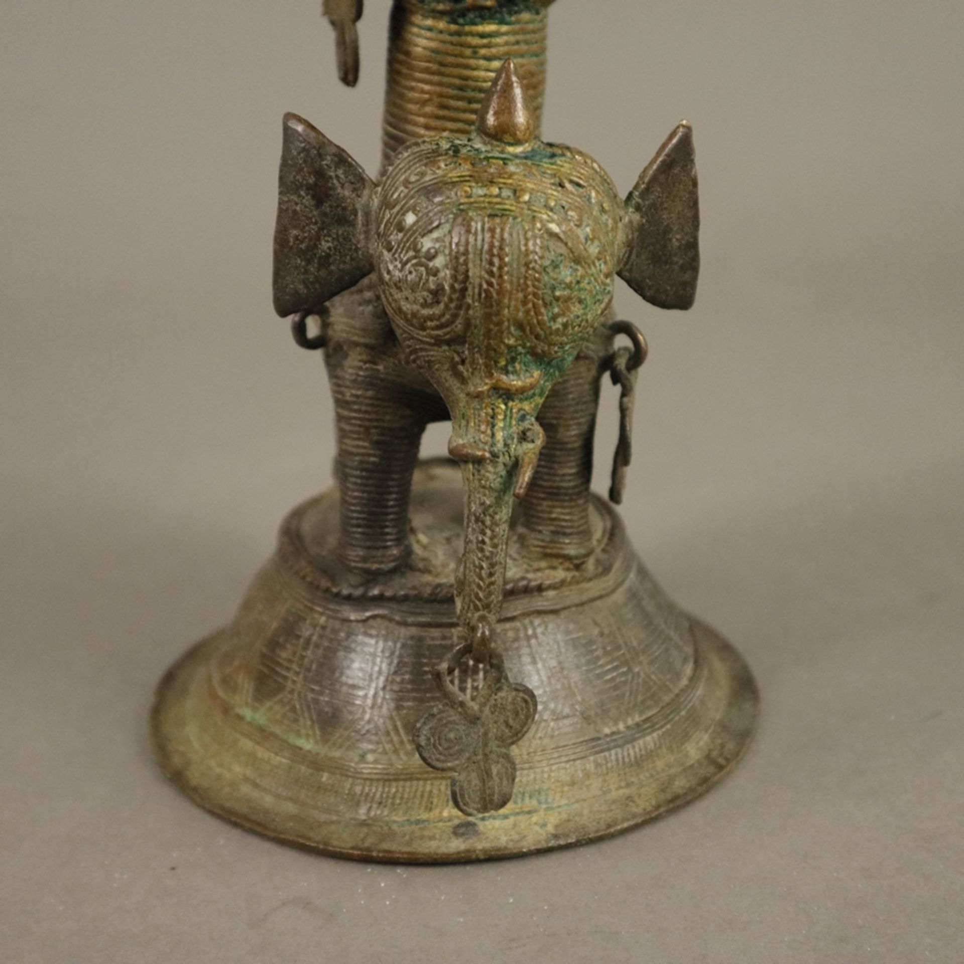 Hohe Bastar-Öllampe - Indien 19./20.Jh., Bastar-Region, Bronze mit Alterspatina, gegliederter Schaf - Bild 7 aus 9