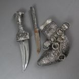 Khanjar - Oman 20.Jh., geschwungene zweischneidige Klinge mit beidseitigem Mittelgrat, Silbergefäß