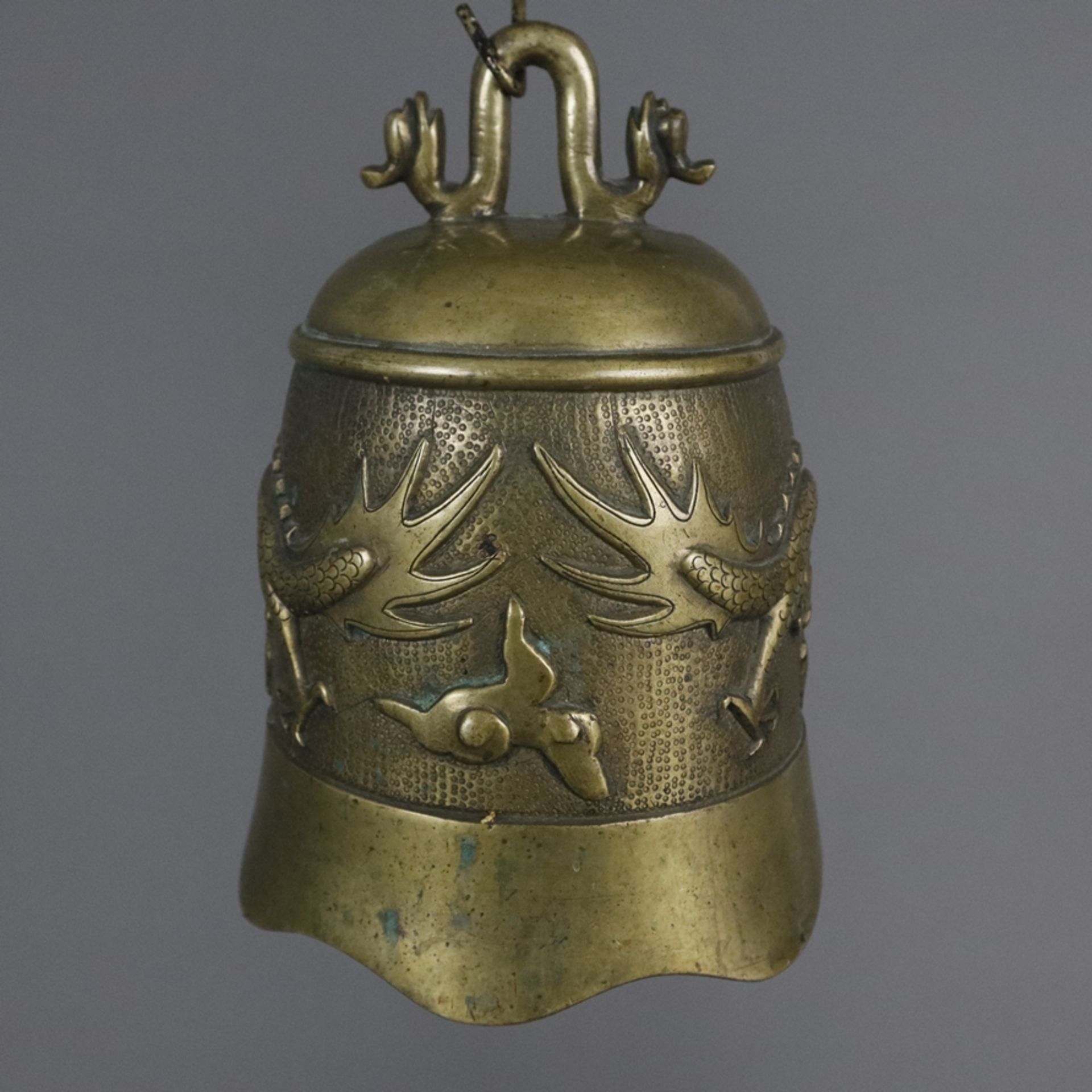 Glocke mit Drachenrelief im Holzgestell- China, Bronzelegierung mit goldener Patina, leicht konisch - Bild 7 aus 9