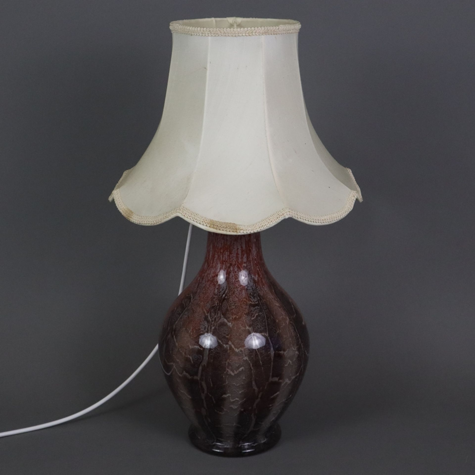 WMF-Glaslampenfuß mit Schirm - um 1930, birnenförmiger Ikora-Glas-Lampenfuß, Klarglas mit braun/wei - Bild 2 aus 10