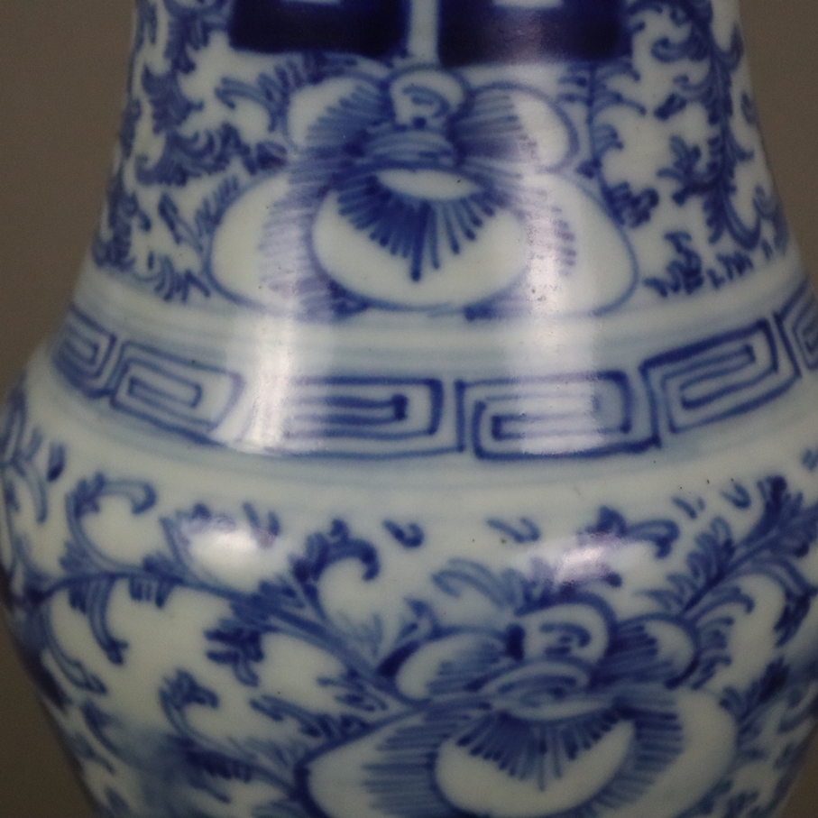 Blau-weiße Balustervase - China, ausgehende Qing-Dynastie, spätes 19. Jh., sog. „Hochzeitsvase“, Po - Image 5 of 8