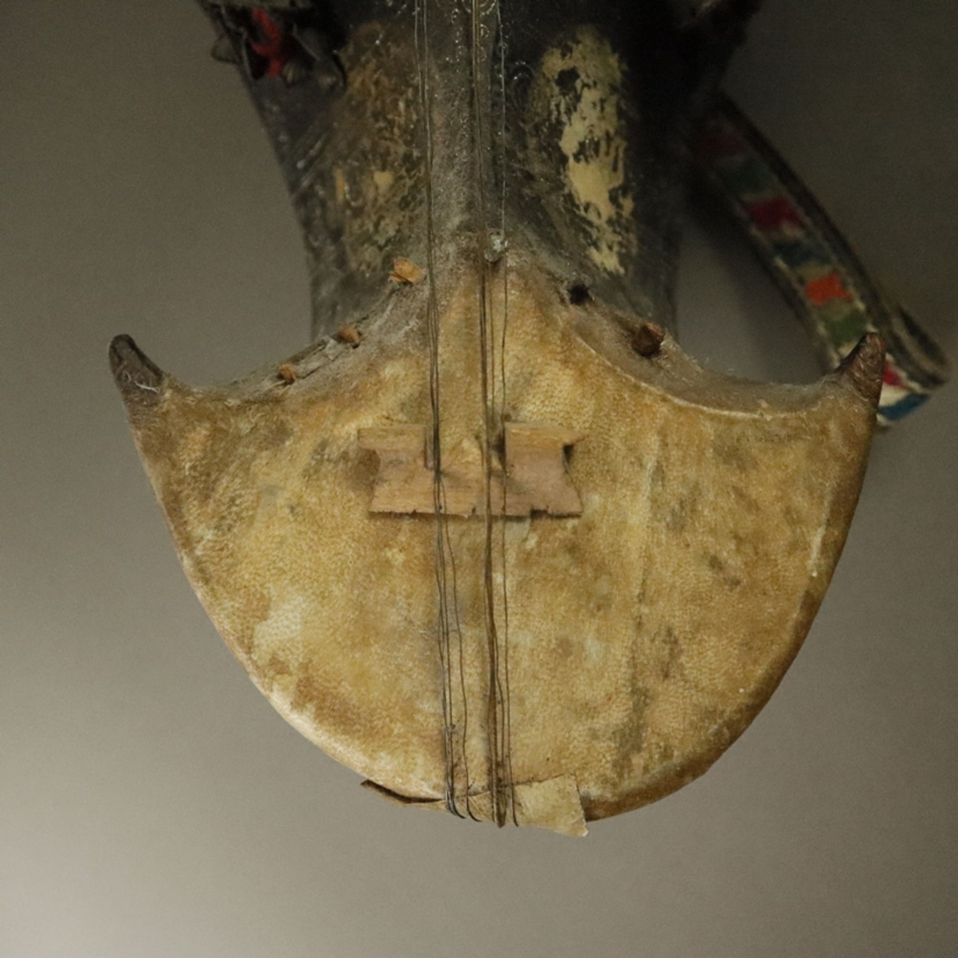 Kurzhalsgeige Sarinda - Indien/Pakistan/Afghanistan, bootsförmig gekrümmter, bauchiger Holzkorpus, - Image 4 of 10