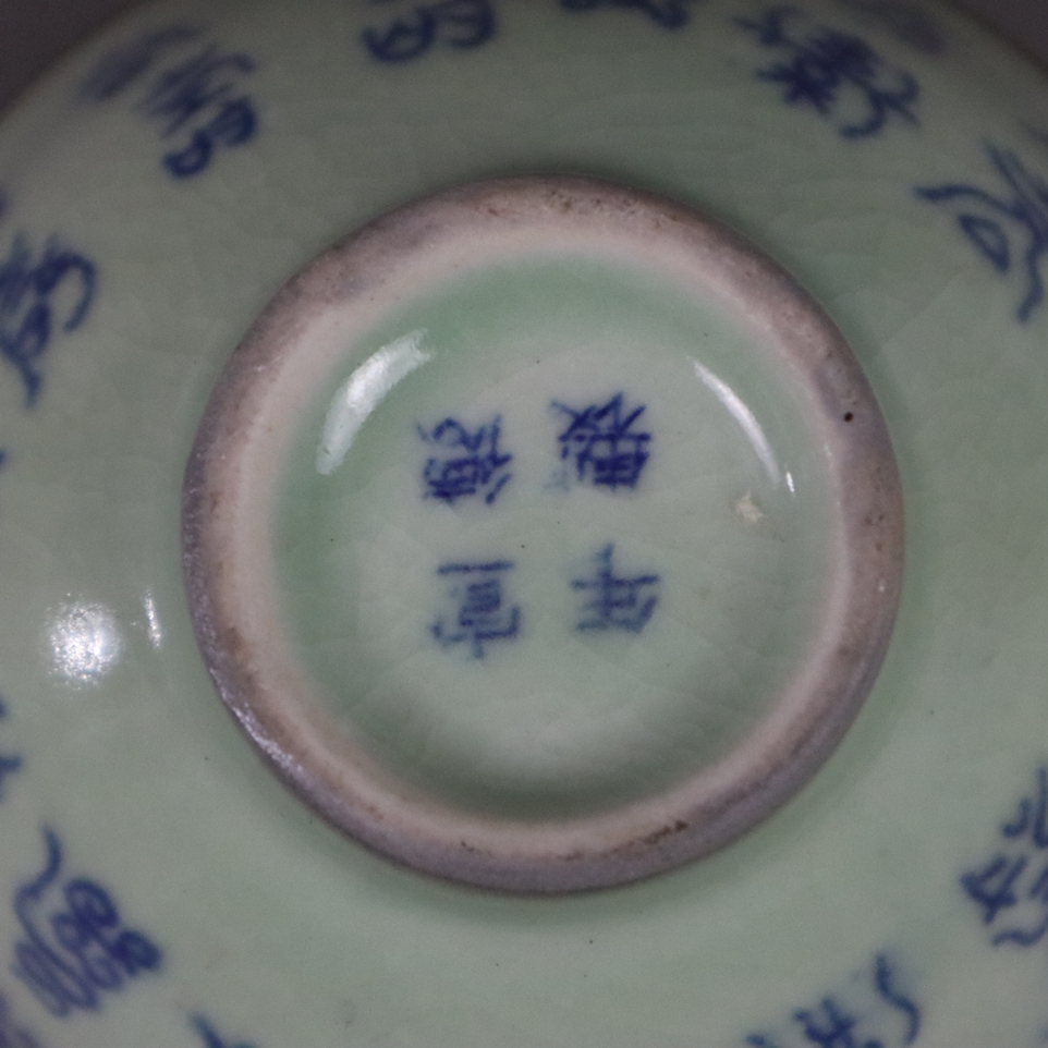 Kleine Kumme - China, Porzellan, über kleinem Rundfuß gemuldeter Korpus, hellseladongrüne Glasur mi - Image 7 of 7