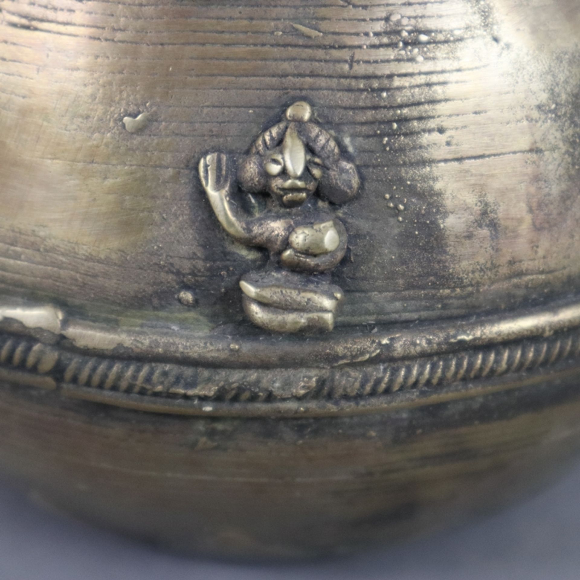 Konvolut Bronzegefäße - Indien 19./20.Jh., 4 Stück, Bronzelegierung, meist kugelig gebaucht mit uml - Bild 3 aus 8