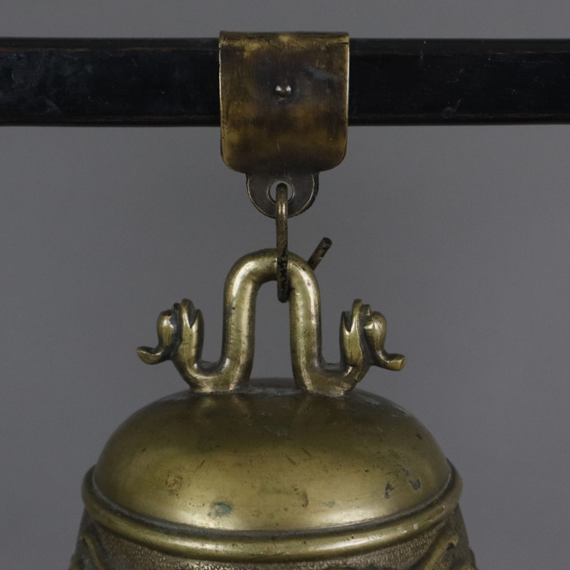 Glocke mit Drachenrelief im Holzgestell- China, Bronzelegierung mit goldener Patina, leicht konisch - Bild 6 aus 9