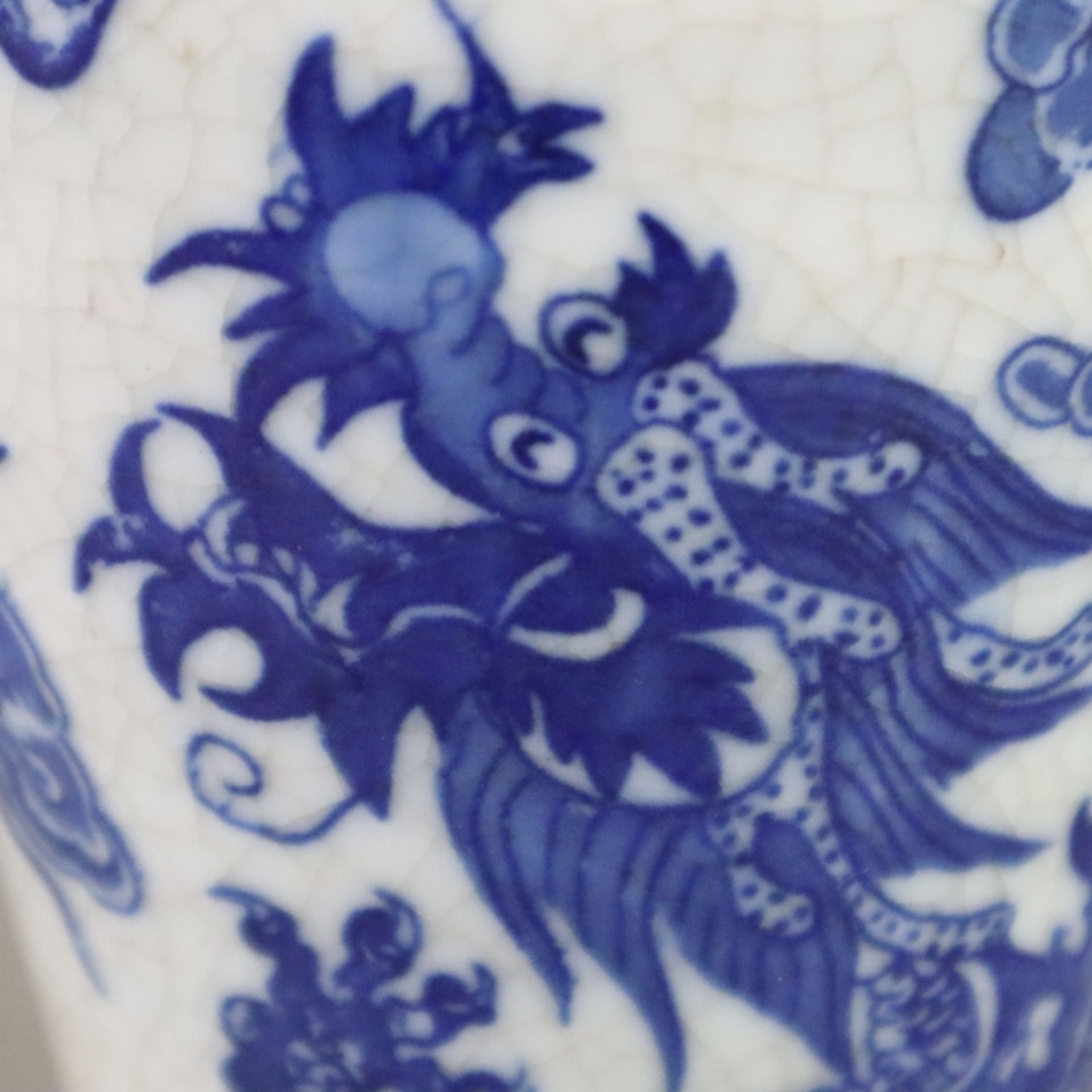 Balustervase - China, krakelierte Glasur des guan-yao-Typus, Drachenmotiv in Blau mit Abrieb, einge - Image 6 of 7