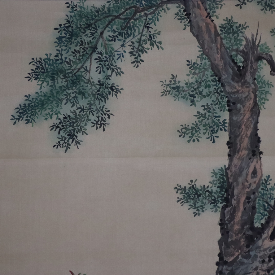 Chinesisches Rollbild - Landschaft mit zwei Pferden unter einem Baum sowie einem blühenden Strauch, - Image 7 of 12