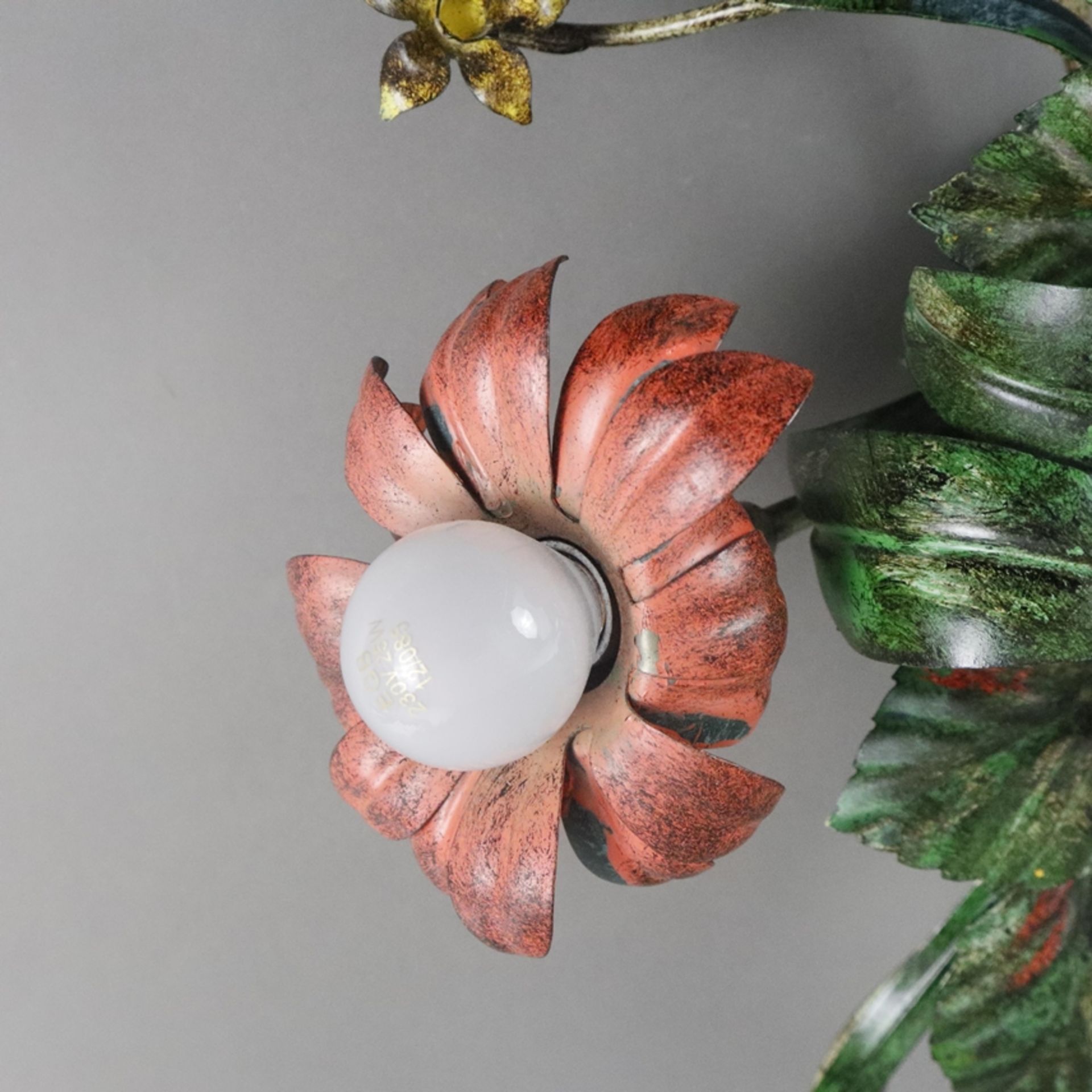 Florale Deckenleuchte - 4-flammig, Eisen / gehämmertes Eisenblech, in Gestalt eines Blumenarrangeme - Bild 2 aus 6