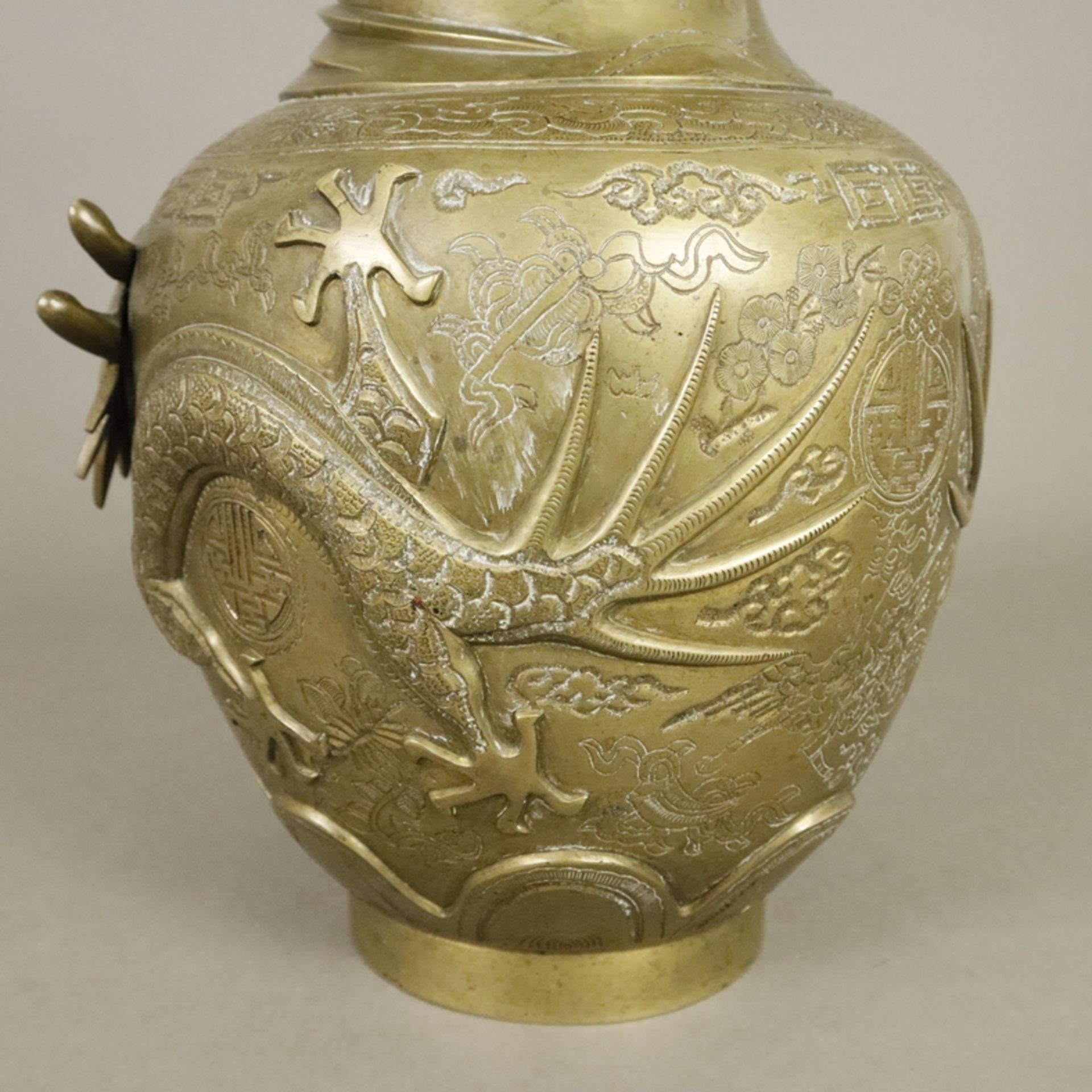 Drachenvase als Lampenfuß - China, um 1900, Messing, reich verzierter Vasenkorpus mit umlaufendem o - Bild 9 aus 10