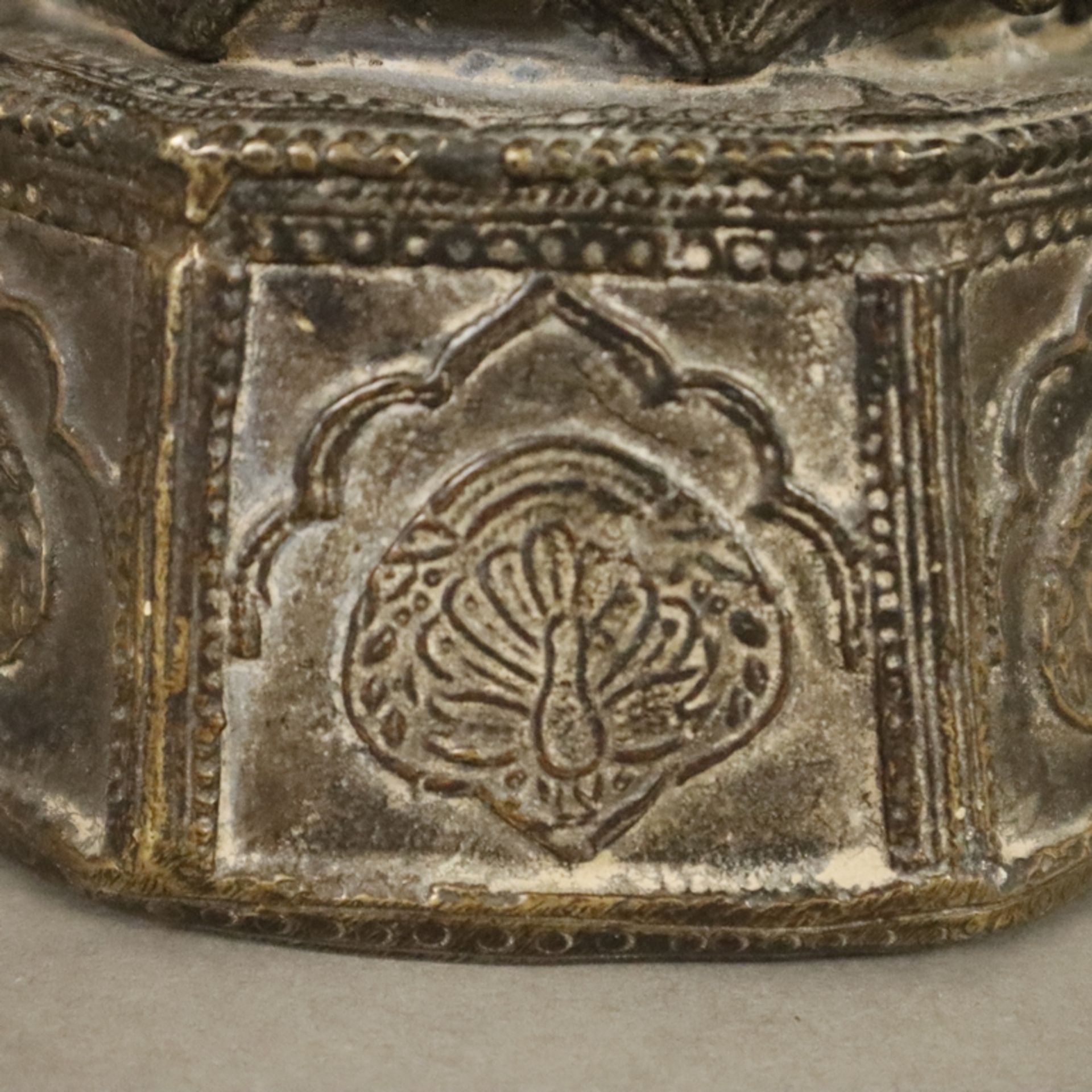 Bronzegefäß - wohl großes Tintenfass, Indien, unterer Teil der Wandung oktogonal geformt, oberer Te - Image 7 of 9
