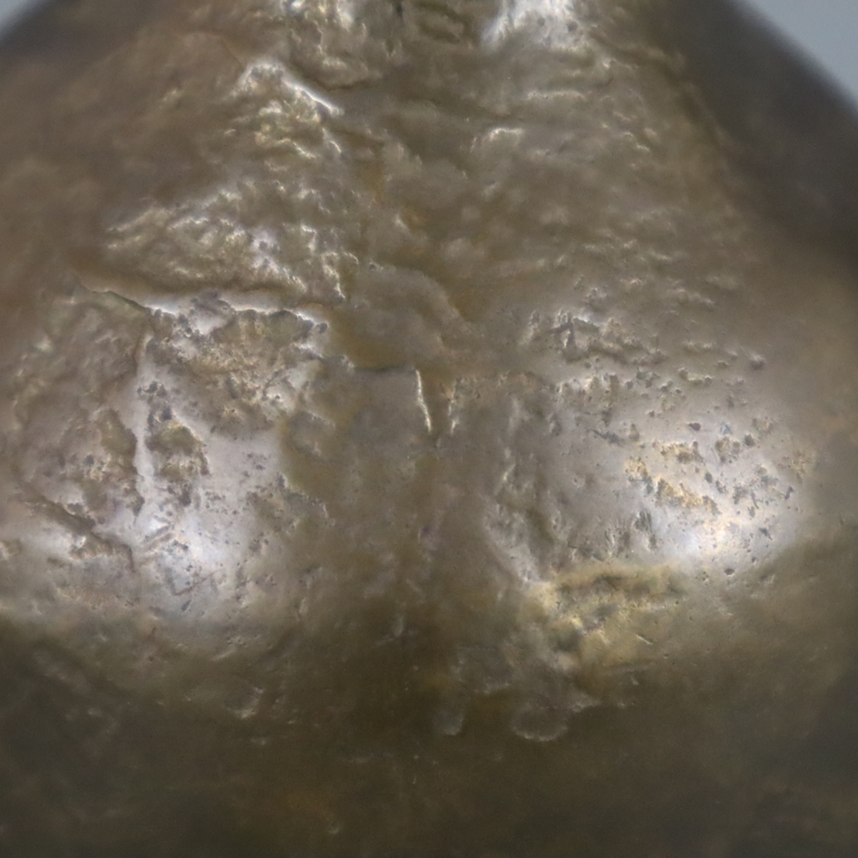 Kleiner Henkelkrug - Bronzelegierung mit brauner Patina, gebauchte Form mit Henkel, H: ca.11 cm, Ge - Image 4 of 6
