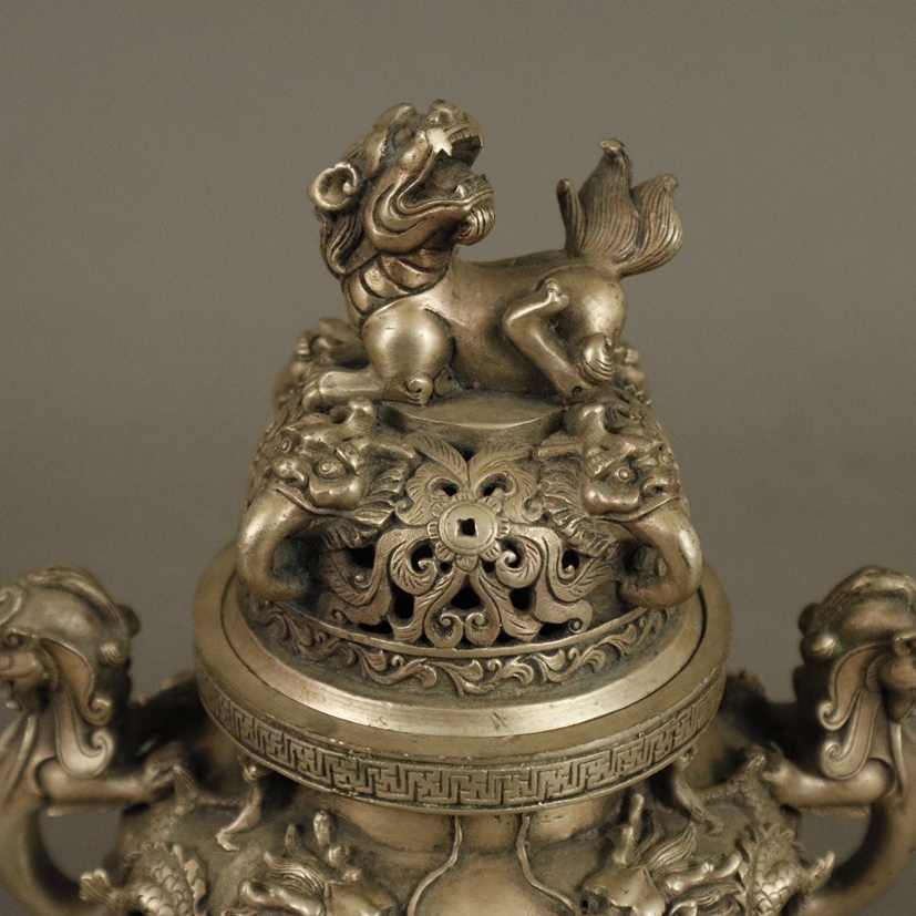 Weihrauchbrenner - China, silbriges Metall, gedrückt kugelige Schale mit Löwenhenkeln und vier Tatz - Image 2 of 9