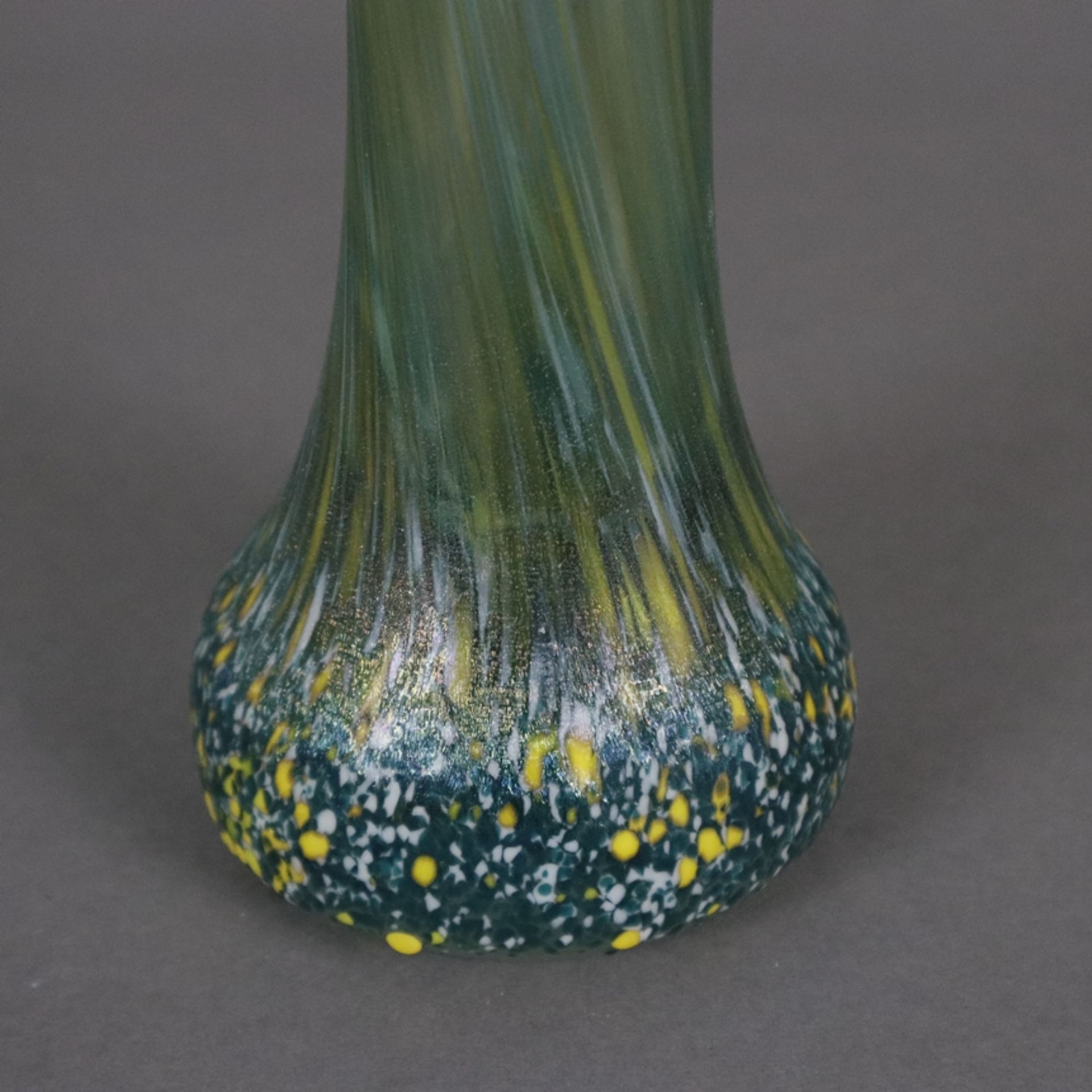 Vase - dickwandiges Glas mit Farbeinschmelzungen, irisiert, gebauchter Stand mit langem Hals und au - Bild 5 aus 6