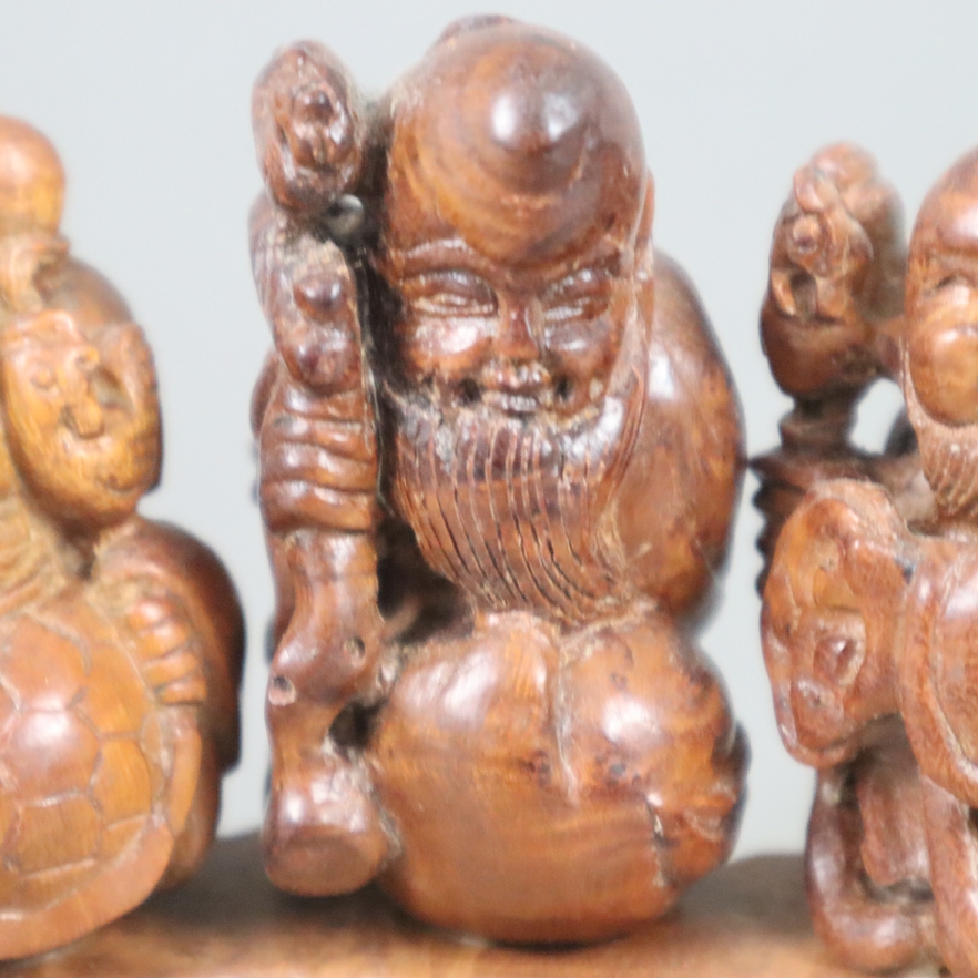 Drei daoistische Unsterbliche auf Natursockel - China, feine Holzschnitzerei, H.ca.9,5 x 11 x 3+ cm - Image 2 of 8
