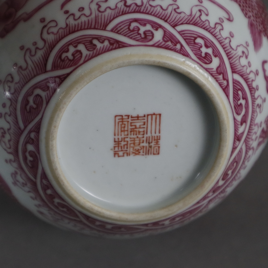 Drachenvase - China, Porzellan, „Tian qiu ping"-Form mit leicht ansteigender Halspartie, auf der Wa - Image 7 of 7