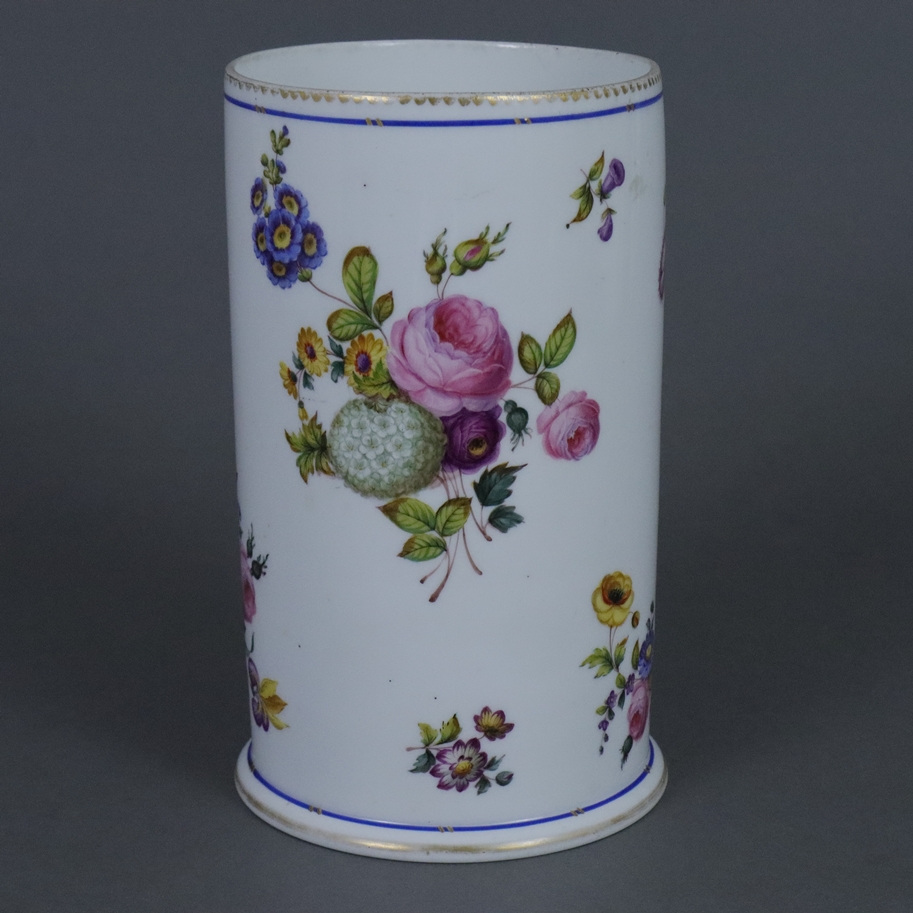 Bechervase - Paris 19. Jh., Porzellan, zylindrische Form auf leicht ausgestelltem Stand, polychrom